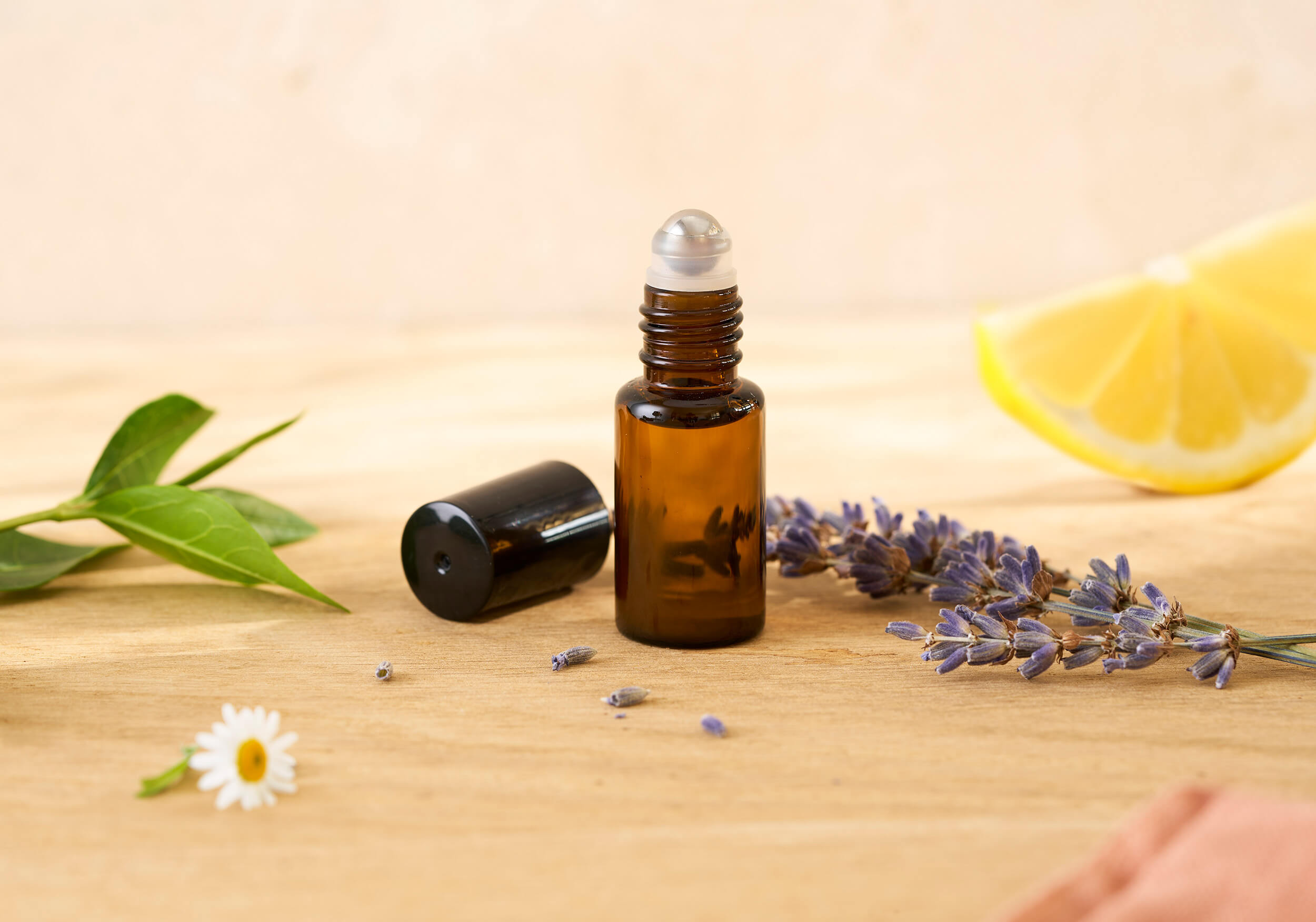 créer un roll-on aux huiles essentielles, naturopathie, DIY santé, bien-être