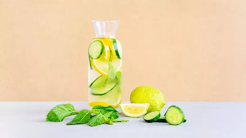 Eau-detox-concombre-citron-menthe-fenouil-gingembre-detox-du-foie-elisabeth-lacoste-naturopathe